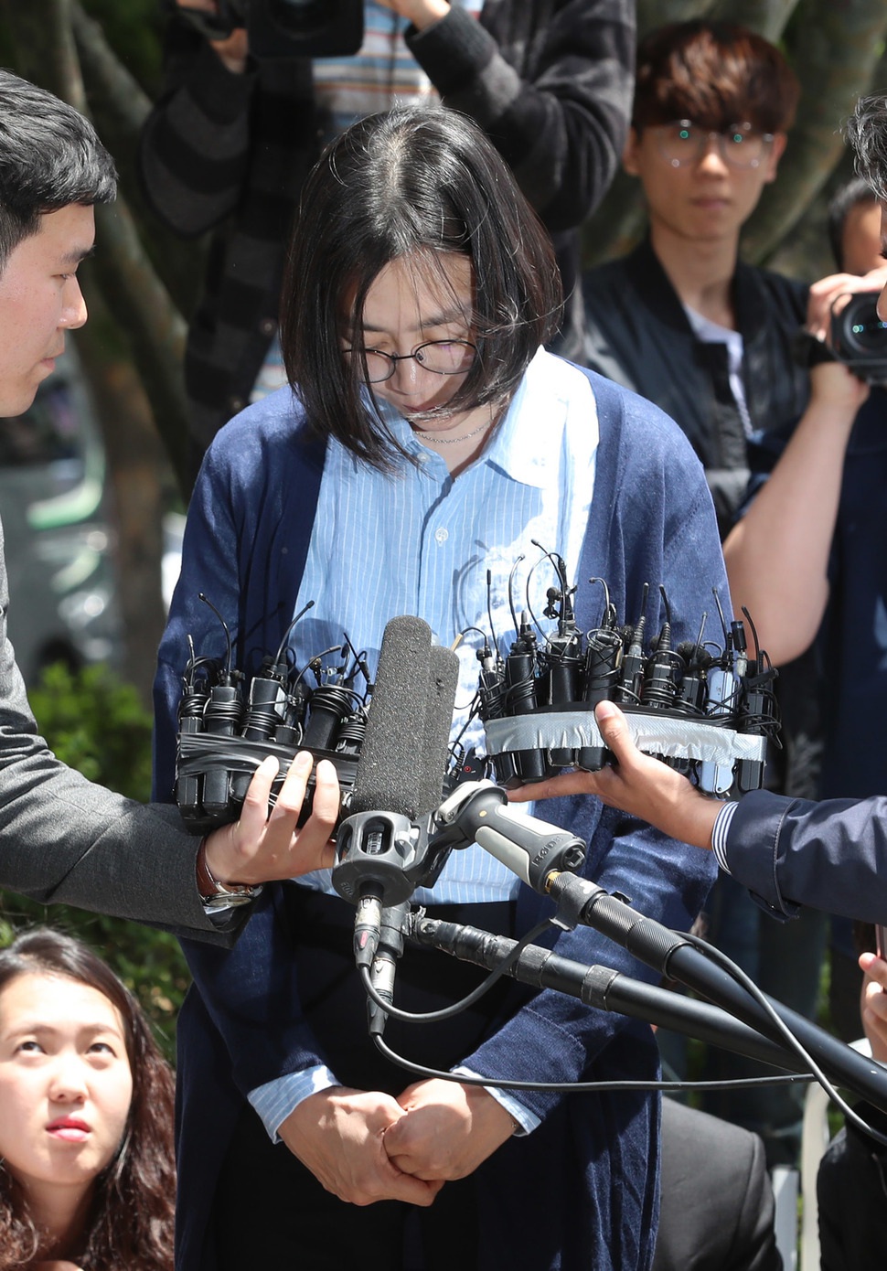 필리핀 출신 가사도우미를 불법으로 고용했다는 의혹을 받고있는 조현아 전 대한항공 부사장이 지난해 5월 관련 조사를 받기 위해 서울 양천구 법무부 산하 서울출입국외국인청으로 들어서고 있다. 신소영 기자 viator@hani.co.kr