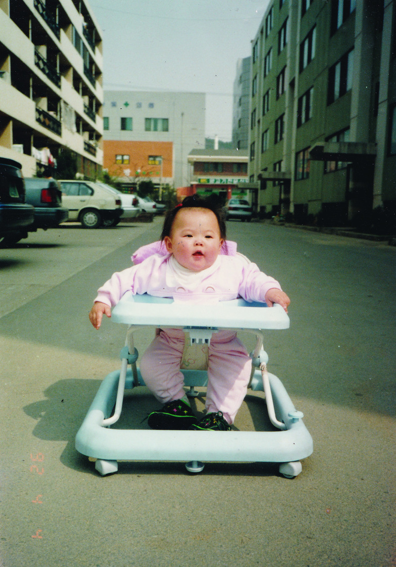 1992년 경기도 평택시 서정동: 당시 한살이던 ‘아기 김혜리’가 집이 있던 한 아파트 단지에서 유모차를 타고 있다. 김혜리 제공