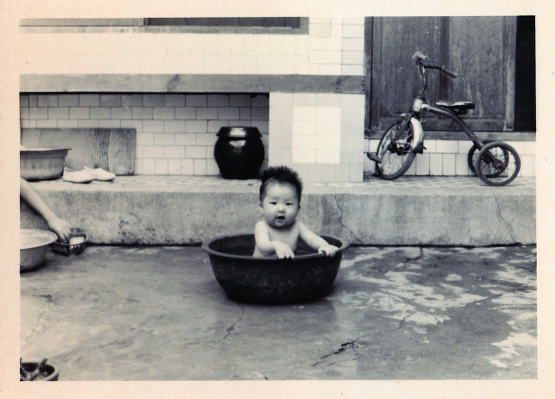 1970년 당시 서울시 도봉구 수유동: 최경아씨가 한살 때 집에서 목욕을 하고 있다. 최경아 제공