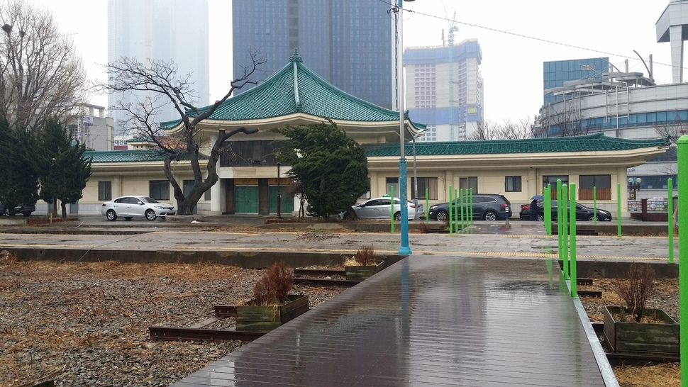 해리단길로 이어지는 길. 옛 동해남부선 해운대역사가 보인다.