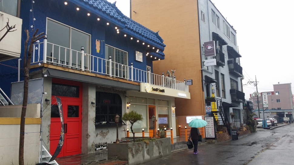 부산 해운대구 우동 옛 동해남부선 철길 뒤쪽 마을 ‘해리단길’ 모습.