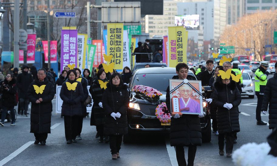 “훨훨 날아 행복 누리소서” 김복동 할머니 눈물의 영결식