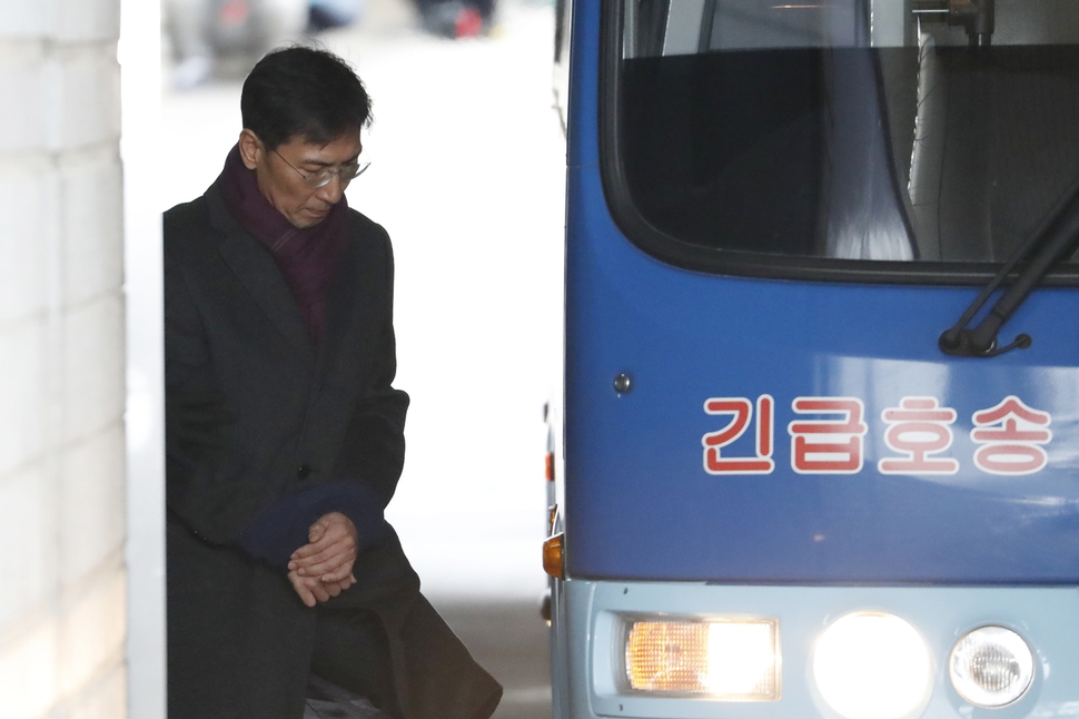 도지사 지위를 이용해 비서를 성폭행한 혐의에 대해 1심에서 무죄를 선고받은 안희정 전 충남도지사가 1일 서울고등법원에서 열린 2심에서 징역 3년6개월을 선고받은 뒤 법정구속돼 호송차에 오르고 있다. 이정아 기자