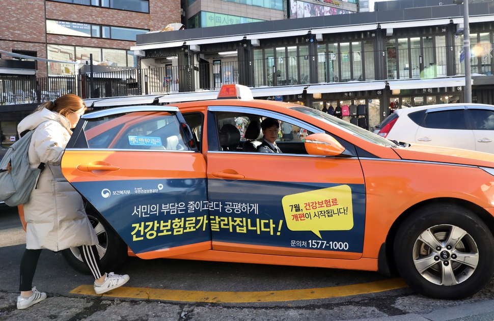 택시기사로 나선 이충신 기자가 손님을 맞고있다. 사진 정용일 기자