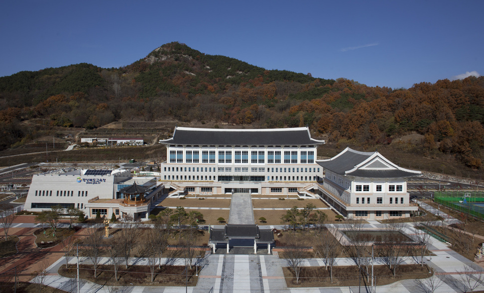 올해 초등학교 교사  신규 임용시험에서 경북지역에 근무하려는 교사가 없어 미달현상을 빚었다. 경북교육청이  사택 제공, 가산점 부여 등 인사상 혜택까지 주겠다고 했지만, 농어촌 지역의 초등교사 부족현상은 매년 되풀이되고 있다. 경북교육청 제공