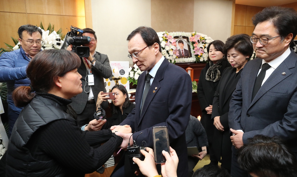 이해찬 더불어민주당 대표가 7일 오후 서울 종로구 서울대학교병원 장례식장에 마련된 고 김용균 씨의 빈소를 찾아 조문한 뒤 고 김용균씨 어머니 김미숙씨를 위로하고 있다.강창광 기자 chang@hani.co.kr