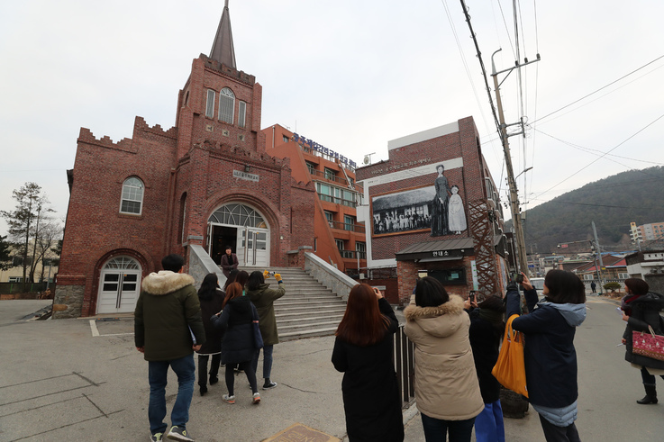 충남 공주시 봉황동 구도심에 있는 한옥을 리모델링해 관광객 숙소로 운영하는 권오상씨가 지난달 12일 오후 투숙객들을 상대로 마을 주변을 둘러보며 설명해주고 있다. 공주/강창광 기자 chang@hani.co.kr