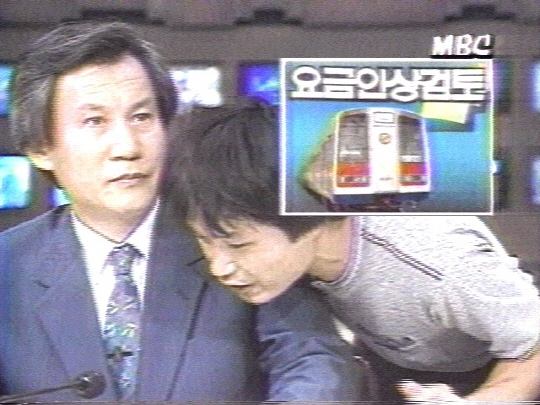 1988년 8월4일 저녁 뉴스데스크 방송중 한 청년이 난입해 "내 귀에 도청장치가 심어져 있다"고 말하는 장면이 전국에 생생하게 송출되는 방송사고가 일어났다.