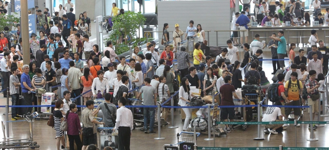 인파로 북적이는 인천공항. <한겨레> 자료사진