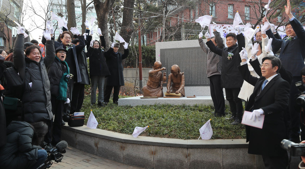 8일 오후 서울 중구 배재어린이공원에서 열린 항일독립운동여성상 제막행사에서 참석자들이 만세를 외치고 있다. 백소아 기자