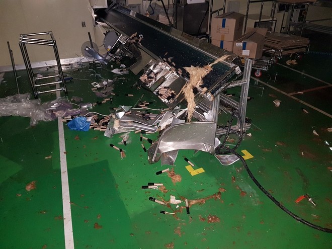 8일 오후 4시5분께 인천시 남동구 남촌동 화장품 제조공장에서 스팀 수축기 기계가 폭발해 작업하던 노동자 10명이 다쳤다. 인천소방본부 제공