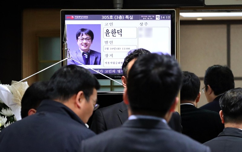 조문객들이 7일 오전 서울 중구 국립중앙의료원 장례식장에 마련된 윤한덕 국립중앙의료원 중앙응급의료센터장의 빈소를 찾고 있다. 지난 4일 오후 6시께 자신의 사무실에서 심장이 멈춘 상태로 발견된 윤 센터장은 응급의료 전용 헬기 도입, 재난·응급의료상황실 운영 등 국내 응급의료체계 구축에 큰 기여를 했다. 연합뉴스