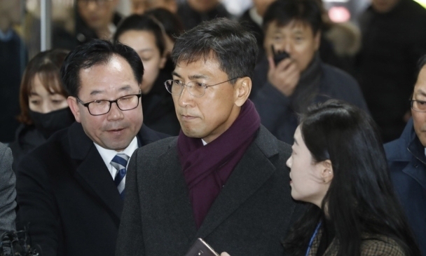 ‘피해자로 보이지 않는다’던 안희정 1심 판단… 항소심은 어떻게 봤나