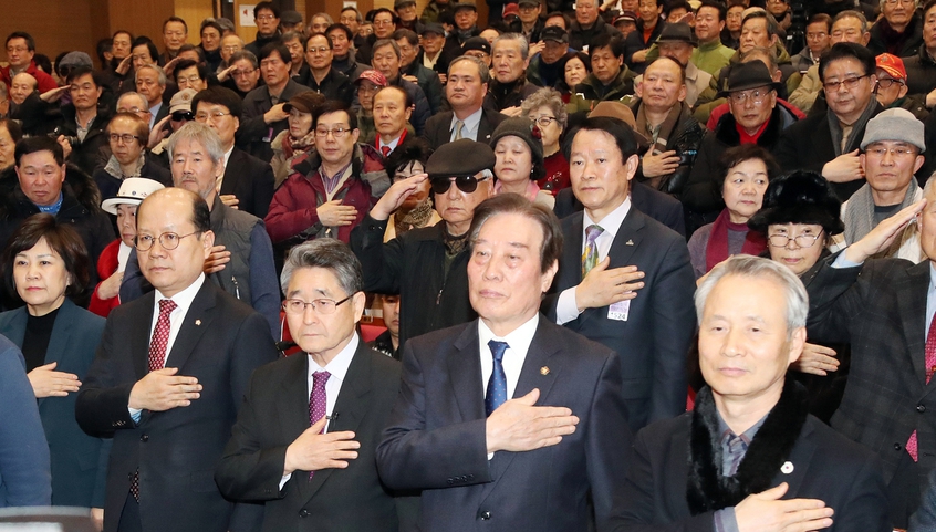 8일 국회에서 열린 5·18 진상규명 대국민공청회 전 참석자들의 국민의례 모습.  맨 앞줄 왼쪽부터 김순례, 이종명 의원, 지만원씨. 공동 주최자인 김진태 의원은 행사에 참석하지 않고 “5·18 문제에 있어 우파가 물러서는 안 된다”는 내용의 영상 메시지를 보내왔다. 김경호 선임기자 jijae@hani.co.kr