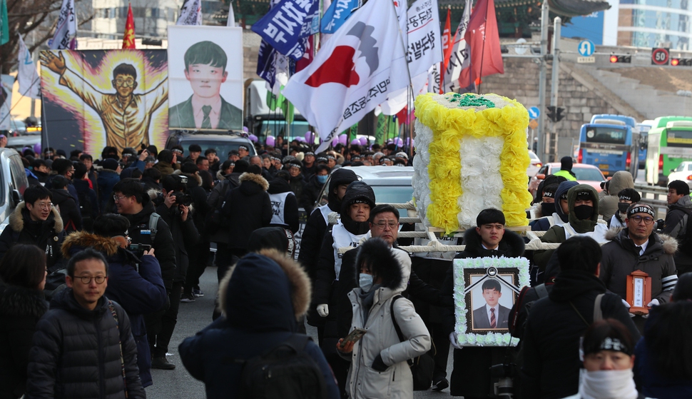 9일 오전 태안화력 앞에서 노제를 한 뒤 서울에 올라온 김용균씨 장례행렬이 남대문을 출발해 영결식이 열리는 광화문광장으로 향하고 있다. 김정효 기자