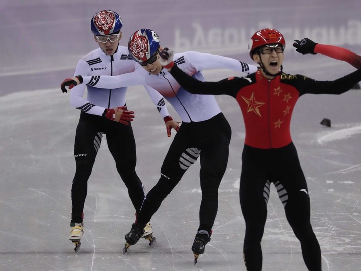 황대헌(가운데)이 2018 평창겨울올림픽 쇼트트랙 남자 500m 결승에서 중국의 우다징에 이어 2위로 들어오는 모습. 황대헌은 2018~2019 쇼트트랙 월드컵 6차 대회에서 우다징이 결장한 가운데 처음으로 남자 500m 금메달을 따냈다. <한겨레> 자료사진