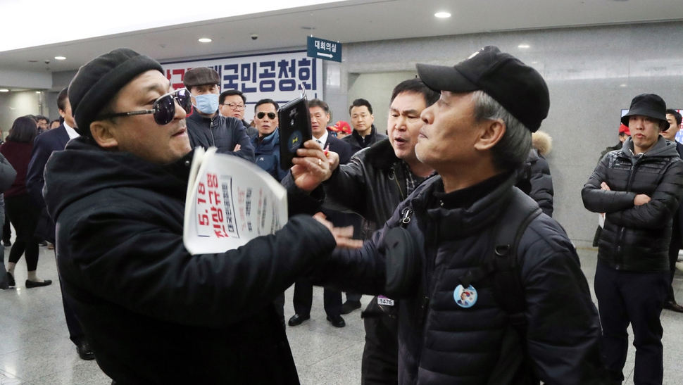 김진태 자유한국당 의원 등이 주최한 ‘5·18 진상규명 대국민 공청회’가 지난 8일 오후 국회 의원회관에서 열려 주최 쪽과 5·18 단체 회원들 간에 몸싸움이 벌어지고 있다. 김경호 선임기자 jijae@hani.co.kr