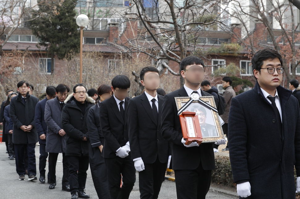 고 윤한덕 중앙 응급의료센터장의 영결식이 10일 오전 서울 중구 국립중앙의료원에서 엄수됐다. 고인의 영정을 모신 유가족이 생전 집무실이 자리한 행정동을 돌아본 뒤 나오고 있다. 이정아 기자