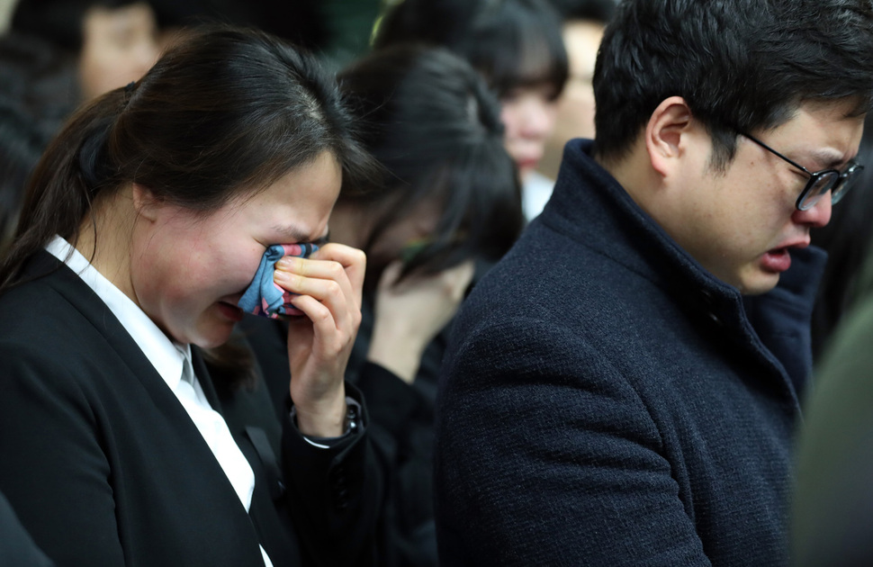 고 윤한덕 중앙 응급의료센터장의 영결식이 엄수된 10일 오전 서울 중구 국립중앙의료원에서 추도사를 듣던 직장 동료들이 눈물흘리고 있다. 공동취재사진