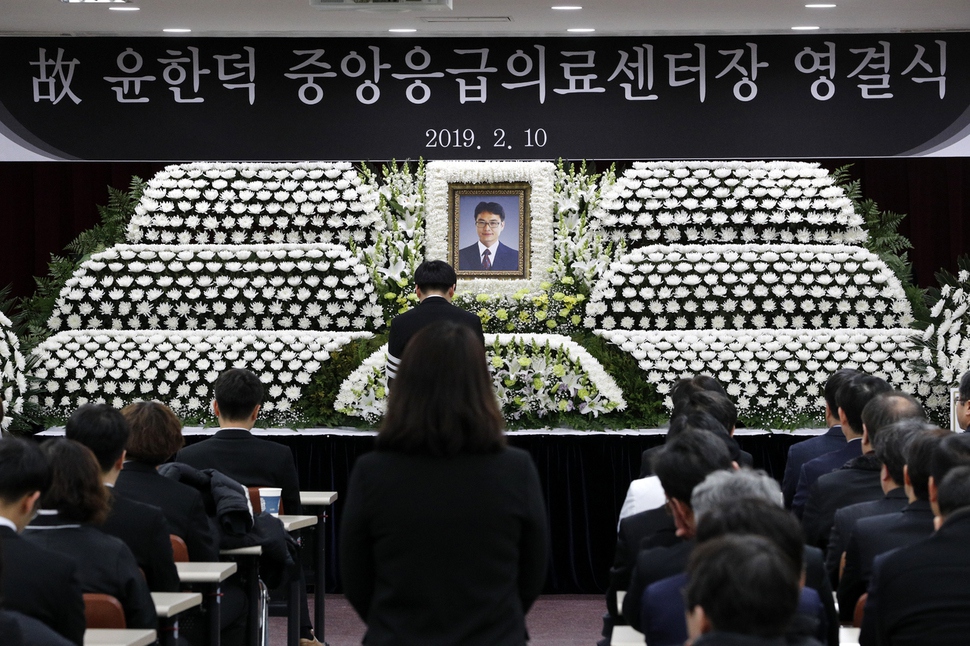 고 윤한덕 중앙 응급의료센터장의 영결식이 엄수된 10일 오전 서울 중구 국립중앙의료원에서 유가족이 헌화하고 있다. 이정아 기자