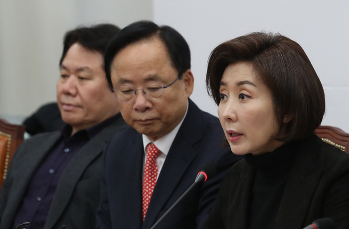 나경원 자유한국당 원내대표(오른쪽)가 10일 국회에서 방미 관련 기자간담회를 하고 있다. 연합뉴스