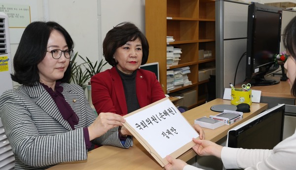 자유한국당 김현아(왼쪽)·김순례 의원(오른쪽)이 지난 1월17일 오후 더불어민주당 손혜원 의원의 목포 부동산 투기 의혹과 관련해 국회 의안과에 윤리위원회 징계요구안을 접수시키고 있다. 강창광 기자 chang@hani.co.kr