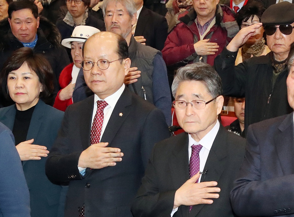 지난 8일 오후 국회 의원회관에서 김진태 의원 등이 주최한 5.18 공청회에서 발표자로 나선 극우 인사 지만원씨와 참석자들이 국민의례를 하고 있다. 김경호 선임기자 jijae@hani.co.kr