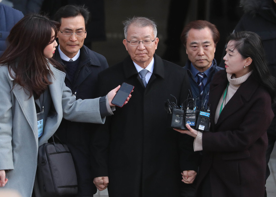 양승태 전 대법원장이 지난달 23일 오후 서울 서초구 서울중앙지법에서 영장실질심사를 마친 뒤 법원을 빠져나오고 있다. 백소아 기자 thanks@hani.co.kr