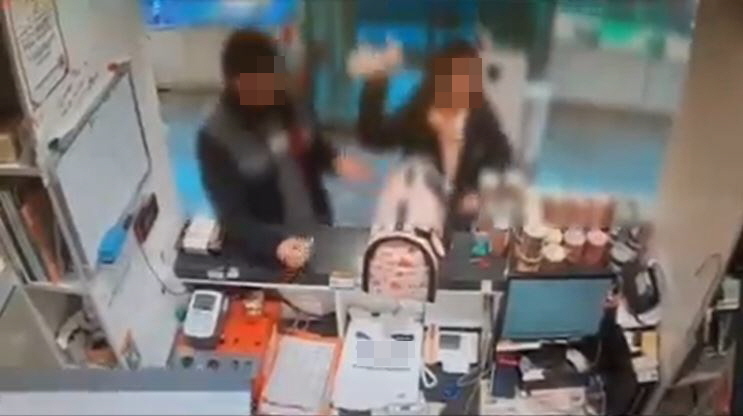 강아지를 분양받은 여성이 강아지를 집어 던지는 장면. 사회관계망서비스 갈무리