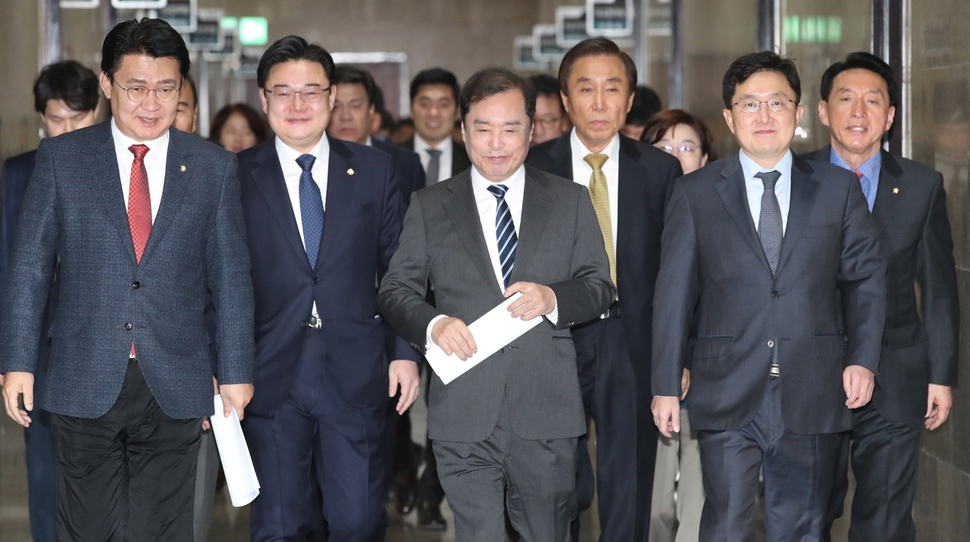 김병준 자유한국당 비상대책위원장(가운데)이 11일 국회에서 열린 비대위 회의장으로 향하고 있다.