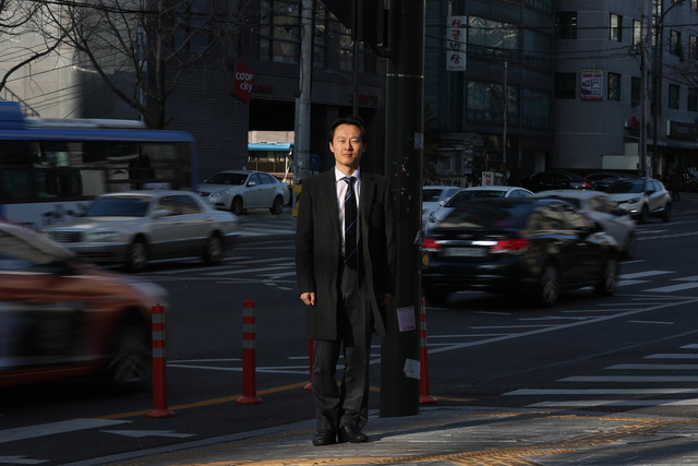 사법농단 의혹을 세상에 처음 알린 이탄희 수원지방법원 안양지원 판사가 7일 오후 서울 마포구 한 카페에서 <한겨레>와 인터뷰를 마친 뒤 카메라를 응시하고 있다. 백소아 기자 thanks@hani.co.kr