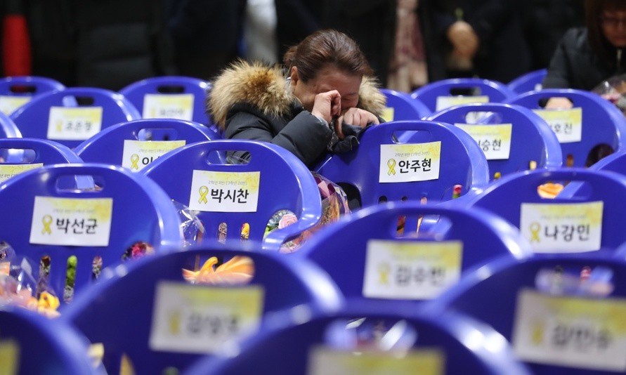 아들 교복 입은 부모…단원고 250명 ‘눈물의 명예졸업’