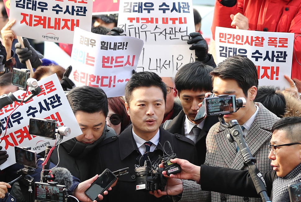 청와대 특별감찰반의 민간인 사찰 의혹을 제기한 김태우 전 검찰 수사관이 청와대가 고발한 사건의 조사를 받기 위해 12일 오전 수원지검으로 출석하며 취재진 질문에 답하고 있다. 연합뉴스