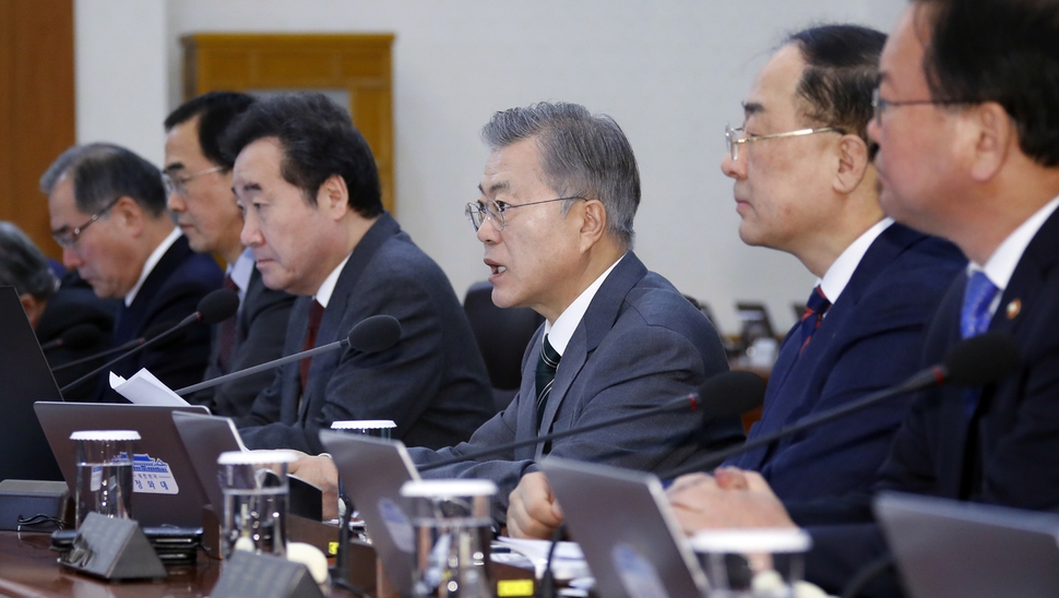 문재인 대통령이 12일 오전 청와대에서 열린 국무회의에서 발언하고 있다. 청와대사진기자단