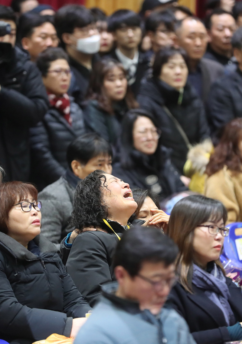 세월호 참사로 희생된 단원고 학생들에 대한 명예 졸업식이 열린 12일 오전 경기도 안산시 단원고등학교 강당에서 유가족들이 오열하고 있다. 안산/신소영 기자