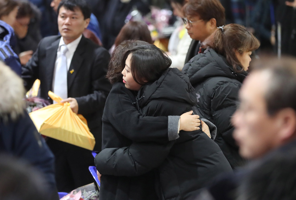 세월호 참사로 희생된 단원고 학생들에 대한 명예 졸업식이 열린 12일 오전 경기도 안산시 단원고등학교 강당에서 식을 마친 유가족들이 서로 안아주며 위로하고 있다. 안산/신소영 기자