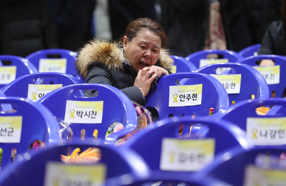 세월호 참사로 희생된 단원고 학생들에 대한 명예 졸업식이 열린 12일 오전 경기도 안산시 단원고등학교 강당에서 안주현 학생의 어머니가 눈물을 흘리고 있다. 안산/신소영 기자 viator@hani.co.kr