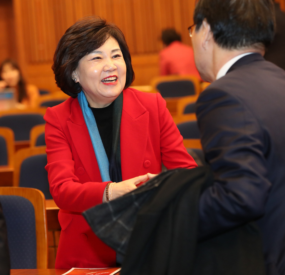 5·18 광주민주화운동에 대한 왜곡으로 물의를 빚은 김순례 자유한국당 의원이 12일 오후 국회 헌정기념관에서 열린 자유한국당 책임당원협의회 임원출범식에서 인사를 나누고 있다. 강창광 기자