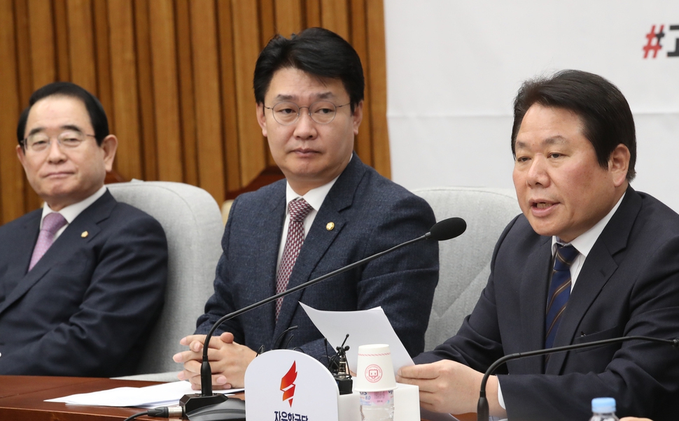 자유한국당 정양석 원내수석부대표(오른쪽)가 12일 국회에서 열린 원내대책회의에서 발언하고 있다. 연합뉴스