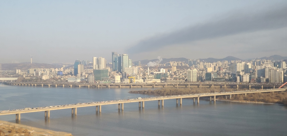 11일 오전 경기도 고양시 일산동구 성석동의 한 폐기물 재활용시설에서 불이 나 검은 연기가 인접한 서울지역에서도 보이고 있다. 연합뉴스