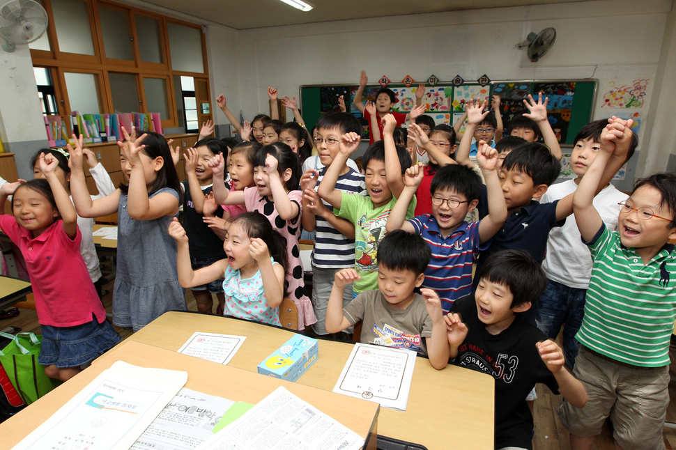 2011년 7월14일 방학식을 마친 서울 문래초등학교 학생들이 환하게 웃으며 사진을 찍고 있다. 새 학년에 올라가며 낯선 환경에 잘 적응하게 하려면 자존감을 키워주는 등 부모의 준비가 필요하다. 류우종 기자 wjryu@hani.co.kr