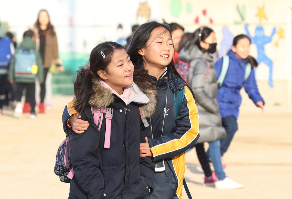 겨울방학이 시작된 2018년 12월21일 오전 서울 성서초등학교에서 학생들이 하교 준비를 하고 있다. 새 학년에 올라가며 낯선 환경에 잘 적응하게 하려면 자존감을 키워주는 등 부모의 준비가 필요하다. 신소영 기자 viator@hani.co.kr