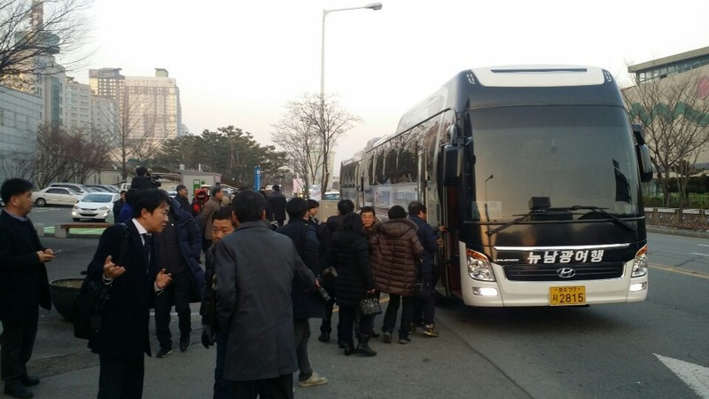 5·18단체 회원과 광주시민들이 13일 5·18 공청회 망언 논란과 관련해 자유한국당에 항의하는 상경투쟁에 나서려고 차에 오르고 있다. 이지현 초대 5·18민주화운동 부상자동지회장 제공