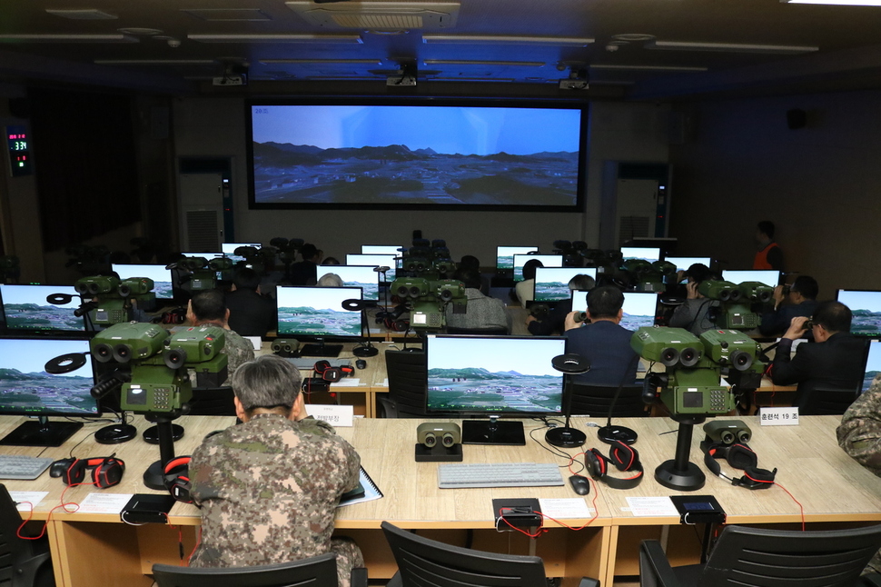 2월12일 육군포병학교에서 실시한 합동화력시뮬레이터 전력화 행사에서 참석자들이 시뮬레이터 작동 과정을 참관하고 있다. 국방부 제공