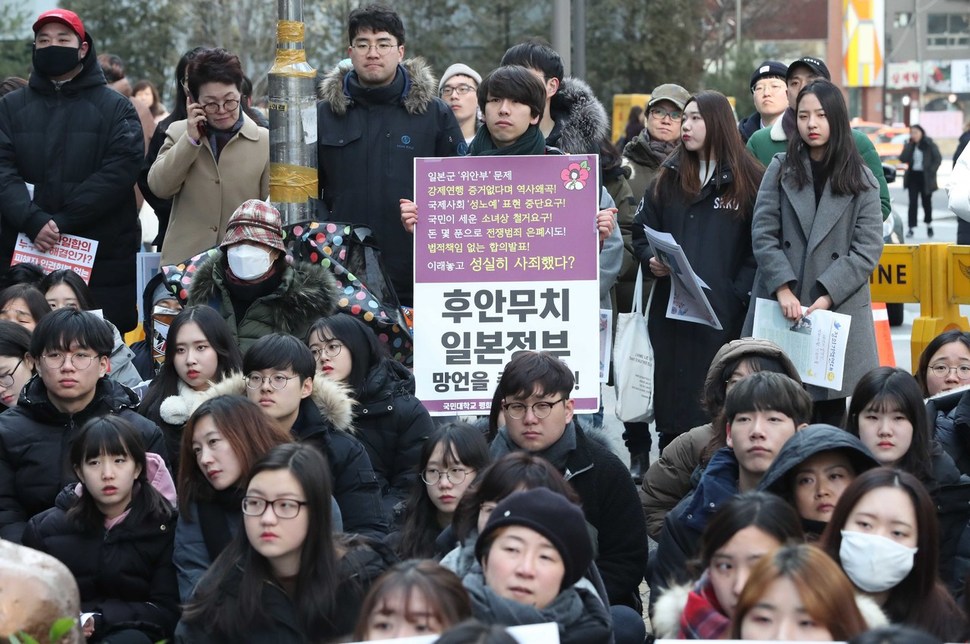 13일 낮 서울 종로구 옛 주한일본대사관 앞에서 열린 일본군 성노예제 문제해결을 위한 제1374차 정기 수요시위에서 참가자들이 일본 정부의 공식 사죄를 촉구하고 있다. 박종식 기자