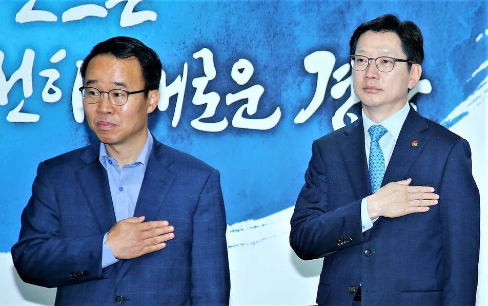 지난해 9월17일 경남도 간부회의에서 김경수(오른쪽) 지사와 박성호 행정부지사가 국기에 대한 경례를 하고 있다. 도지사 권한대행을 맡은 박 부지사는 13일 서울구치소를 방문해 김 지사를 접견했다. 경남도 자료사진