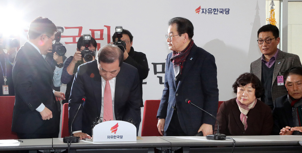 김병준 자유한국당 비상대책위원장이 13일 오후 국회를 항의 방문한 5.18 단체 회원들에게 항의서한을 전달 받은 뒤 인사하고 있다. 김경호 선임기자 jijae2hani.co.kr