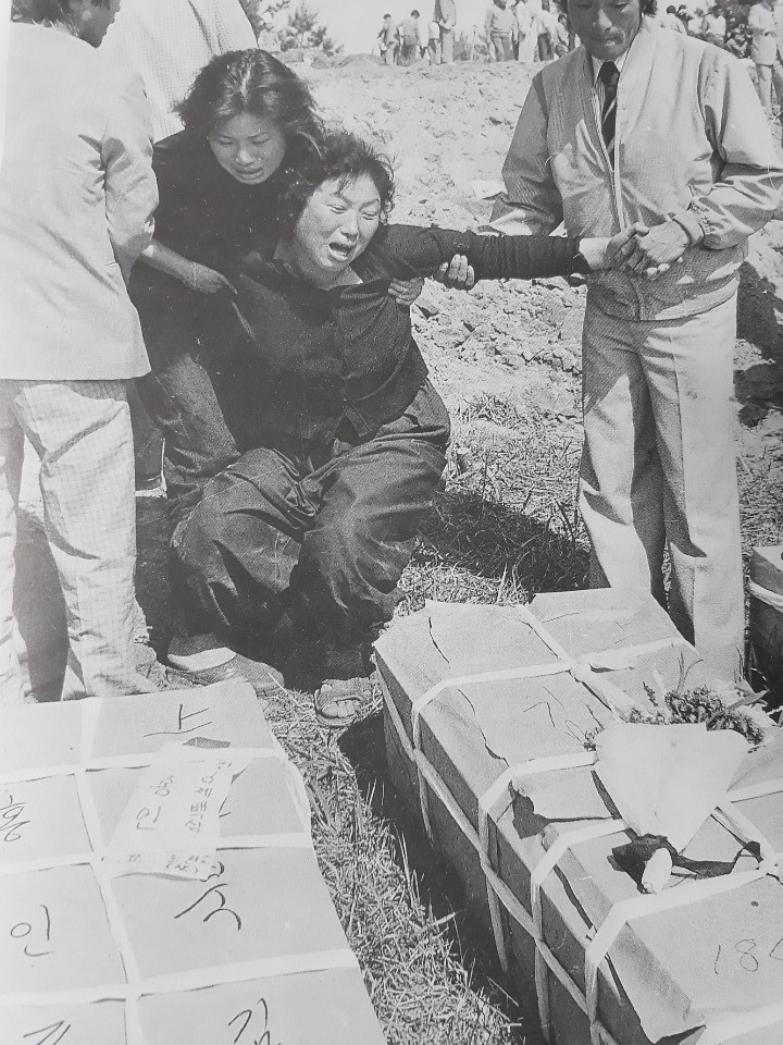 1980년 5월21일 광주 금남로에서 계엄군 총에 맞아 숨진 김완봉의 어머니가 망월동 시립묘지에서 아들의 관을 앞에 두고 오열하고 있다.