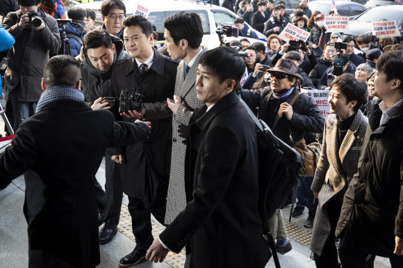 청와대 특별감찰반의 민간인 사찰 의혹을 제기한 김태우 전 검찰 수사관이 청와대가 고발한 사건의 조사를 받기 위해 12일 오전 경기 수원지검으로 출석하고 있다. 뒤쪽에 이언주 의원이 동행하고 있다. 연합뉴스