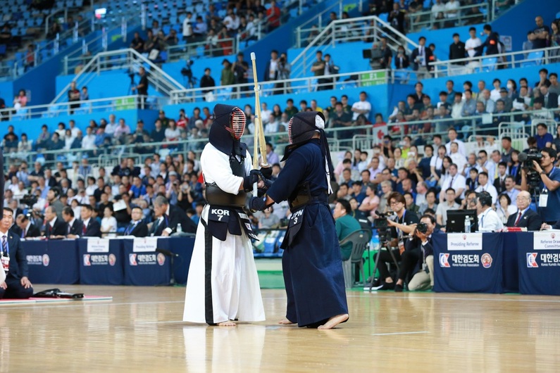 한국 검도대표팀의 주장 조진용(왼쪽)이 지난해 9월 인천 남동체육관에서 열린 17회 세계검도대회 단체전 결승에서 일본의 주장 안도 쇼와 기세 싸움을 벌이고 있다. 대한검도회 제공